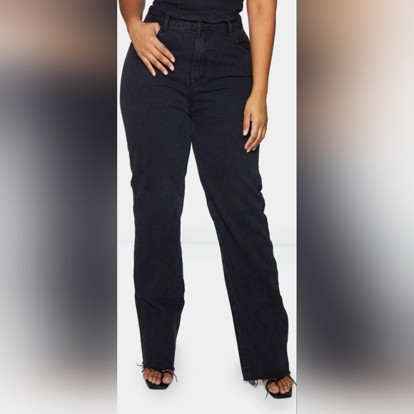 PrettyLittleThing Long Leg Straight Jeans with Distressed Hem in black - Picture 2 of 12